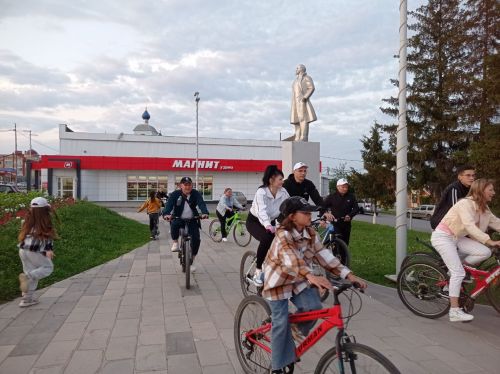 Арчада Россия көне уңаеннан велосипедта йөрделәр