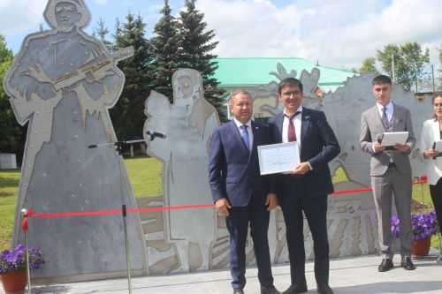 Урта Сәрдә авылында Бөек Ватан сугышы батырлары истәлегенә һәйкәл ачылды