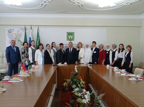 Район җитәкчесе Бердәм дәүләт имтиханнарын 100 баллга тапшыручы укучылар белән очрашты