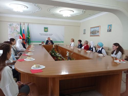 Район җитәкчесе Бердәм дәүләт имтиханнарын 100 баллга тапшыручы укучылар белән очрашты