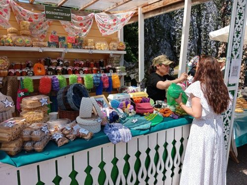 Волонтеры Арского района организовали на Сабантуе ярмарку в поддержку участников СВО
