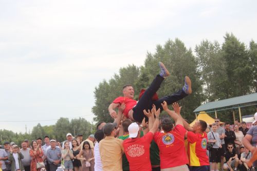 Нияз белән Илшатка - тәкә, Илнурга - машина!