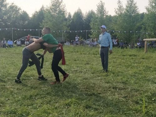 Яңа Кенәр авылында өч көрәшче тәкә алды