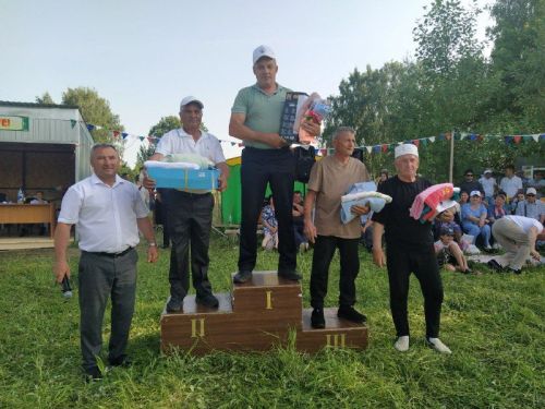 Яңа Кенәр авылында өч көрәшче тәкә алды