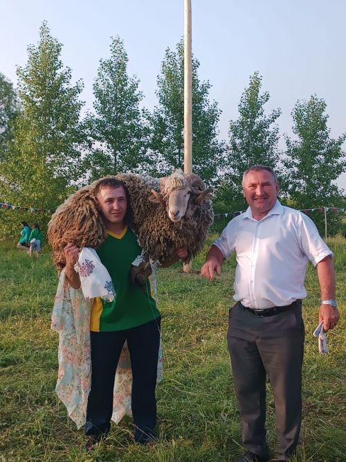 Яңа Кенәр авылында өч көрәшче тәкә алды