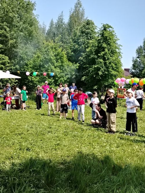 Арчада яшәүче Алмаз Шәйхиев балаларга бәйрәм бүләк итте