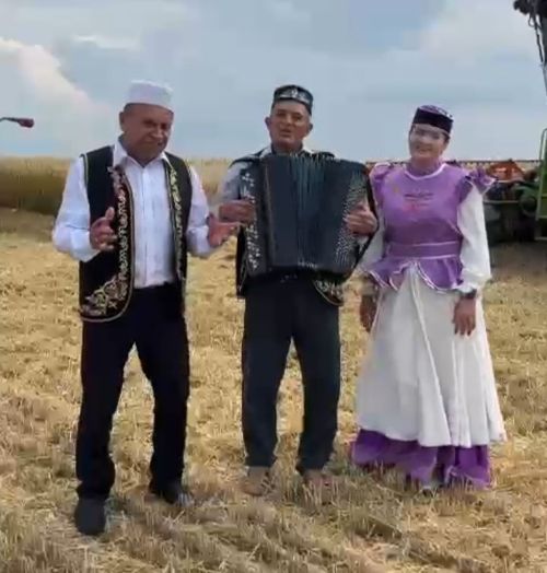Агитбригада игенчеләр янында