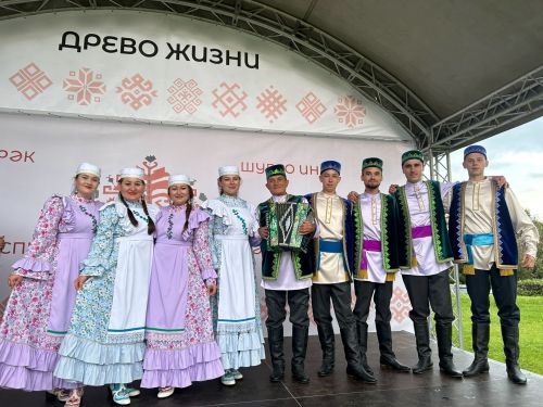 Районыбызның «Хәзинә» фольклор коллективы Казанда «Солдатка озату» күренешен тәкъдим итте