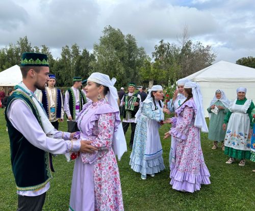 Районыбызның «Хәзинә» фольклор коллективы Казанда «Солдатка озату» күренешен тәкъдим итте