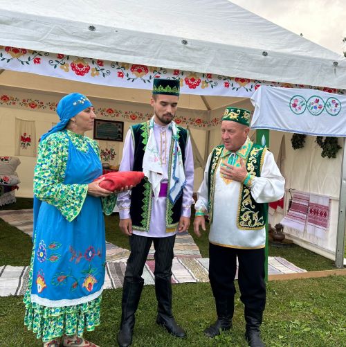 Районыбызның «Хәзинә» фольклор коллективы Казанда «Солдатка озату» күренешен тәкъдим итте