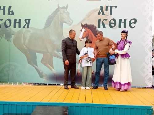 Ат көнендә яшь рәссамнар да бүләк алды