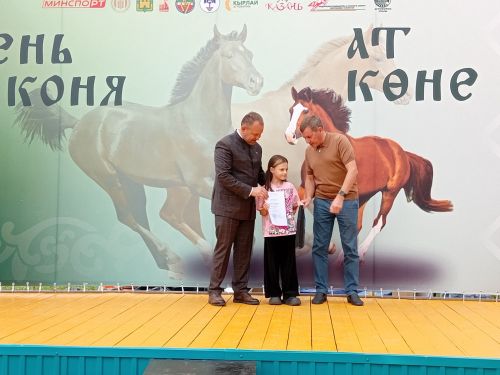 Ат көнендә яшь рәссамнар да бүләк алды