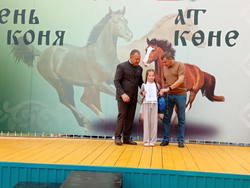 Ат көнендә яшь рәссамнар да бүләк алды