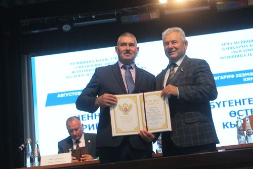 Алар иң зур хөрмәткә лаек: Арчада мәгариф хезмәткәрләренең август конференциясе узды