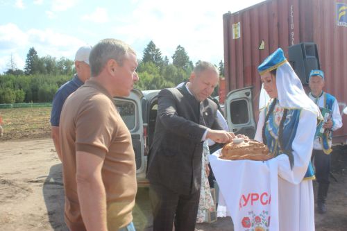 Марат Җәббаров Арча районында яңа төзеләчәк сөтчелек комплексына нигез ташы салуда катнашты