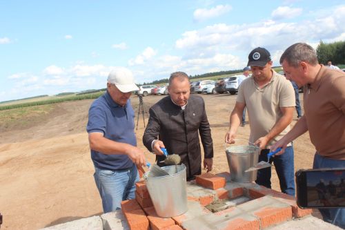 Марат Җәббаров Арча районында яңа төзеләчәк сөтчелек комплексына нигез ташы салуда катнашты