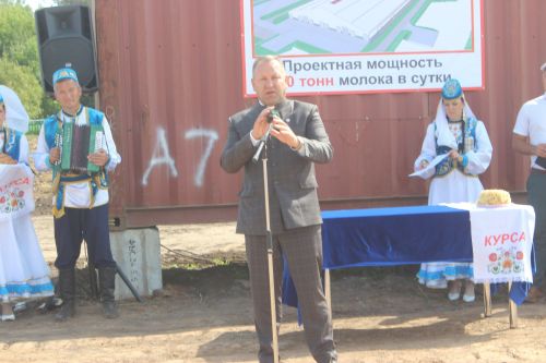 Марат Җәббаров Арча районында яңа төзеләчәк сөтчелек комплексына нигез ташы салуда катнашты