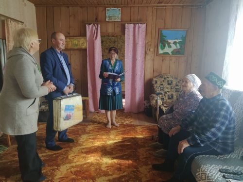Иске Кенәр авылында гомер итүче Халисә һәм Әхмәтгали Сәфәровлар өйдә тавыш бирде