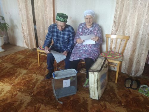 Иске Кенәр авылында гомер итүче Халисә һәм Әхмәтгали Сәфәровлар өйдә тавыш бирде