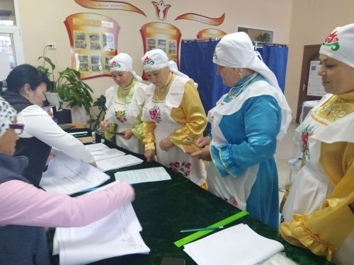 «Өммегөлсем» халык фольклор коллективы кызлары сайлауга милли киемнәрдән килде