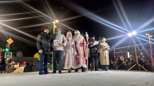 Арчада үзәк чыршы янында