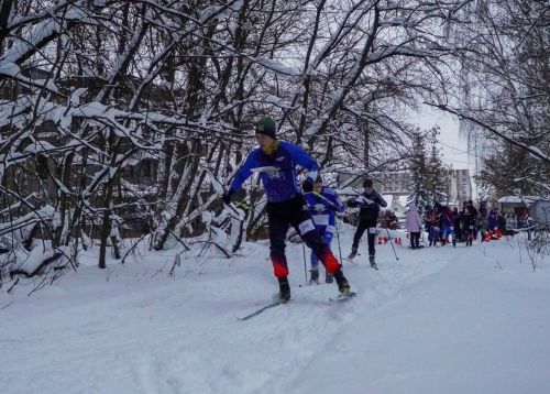 Әмир чаңгы ярышларында катнашып тора