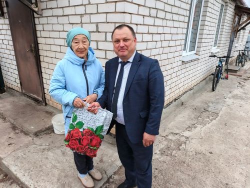 Связь поколений: бывшие сотрудники Госалкогольинспекции получили подарки и правовые буклеты