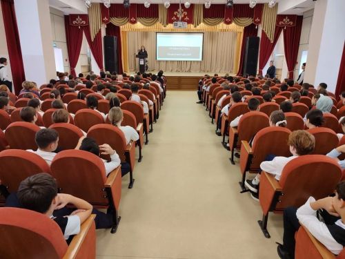 Обеспечение безопасности несовершеннолетних: работа инспекторов по делам несовершеннолетних в образовательных учреждениях