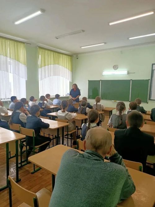 Обеспечение безопасности несовершеннолетних: работа инспекторов по делам несовершеннолетних в образовательных учреждениях
