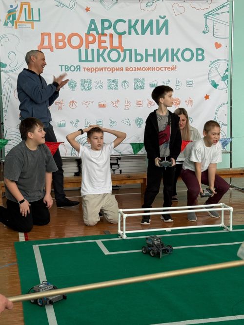 В Арском дворце школьников прошёл турнир по робофутболу