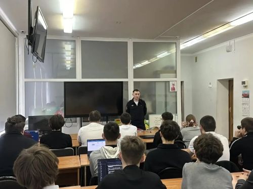 Киләчәк белән диалог: Россия эчке эшләр министрлыгының Арча районы буенча бүлек хезмәткәре Арча педагогика көллияте студентлары белән очрашты