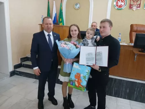 Арча районында яшь гаиләгә торак алу өчен социаль түләү тапшырылды