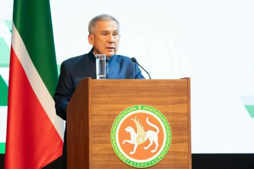 Рөстәм Миңнеханов Татарстан гербы һәм флагының патриотик әһәмиятен билгеләп үтте