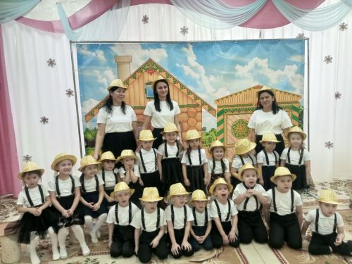 “Татарча сөйләшәбез, татарча уйныйбыз”: Арчаның тугызынчы балалар бакчасында уен-тамаша