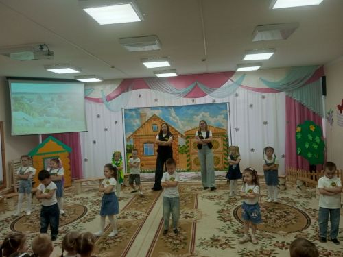“Татарча сөйләшәбез, татарча уйныйбыз”: Арчаның тугызынчы балалар бакчасында уен-тамаша