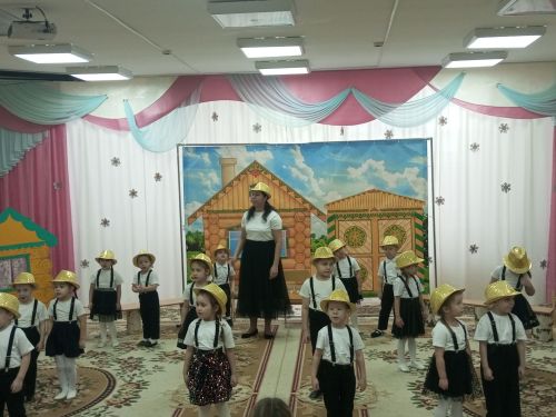 “Татарча сөйләшәбез, татарча уйныйбыз”: Арчаның тугызынчы балалар бакчасында уен-тамаша