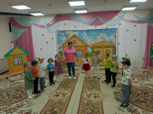 “Татарча сөйләшәбез, татарча уйныйбыз”: Арчаның тугызынчы балалар бакчасында уен-тамаша