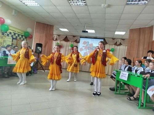 Казанбаш мәктәбе бәйрәм ярминкәсеннән кергән акчаны МХО катнашучыларына ярдәмгә тапшырган