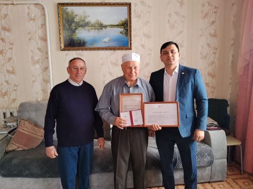 Абруйлы җитәкче иде