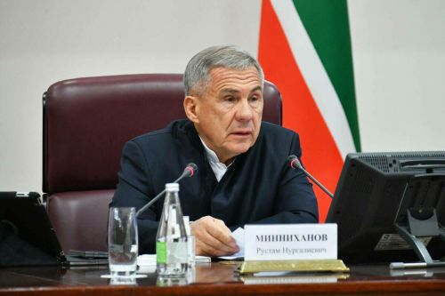 Татарстан Рәисе Рөстәм Миңнеханов киңәшмәдә мәдәният хезмәткәрләрен һәм росгвардиячеләрне якынлашып килүче һөнәри бәйрәмнәре белән котлады