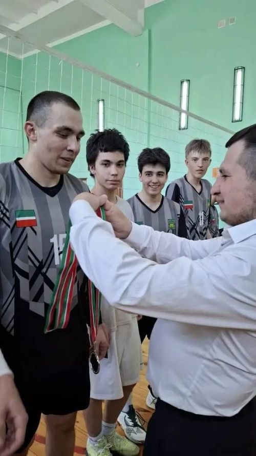 Волейболчы егетләр ярышты