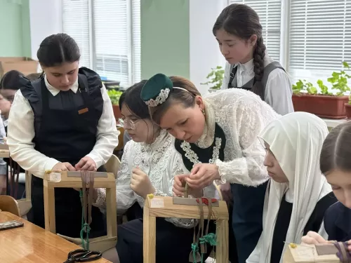 Узоры кожи: в Арской школе №2 возрождают национальное ремесло