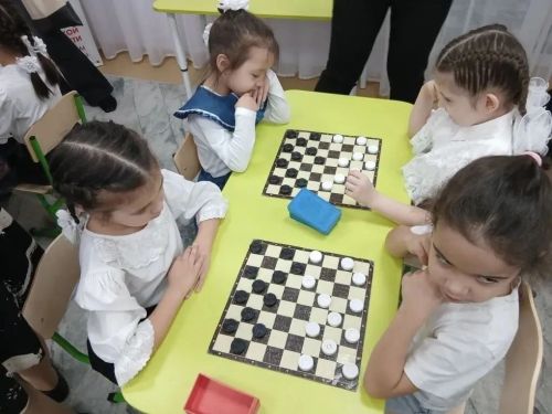 Арчаның беренче балалар бакчасында шашка буенча ярыш үтте