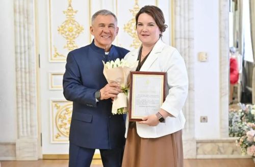 Татарстан Рәисе республиканың күренекле хатын-кызларын бүләкләде