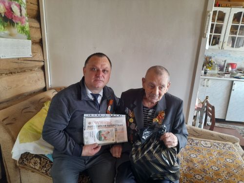 Сотрудники Арского территориального органа поздравили ветеранов с Днём Победы