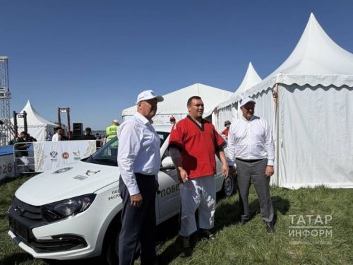 Рөстәм Миңнеханов баш батырга машина ачкычы тапшырды