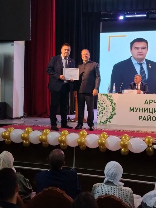 Арча районы мәгариф хезмәткәрләренә төрле бүләкләр тапшырылды