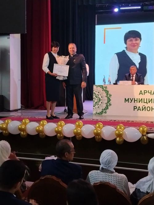 Арча районы мәгариф хезмәткәрләренә төрле бүләкләр тапшырылды