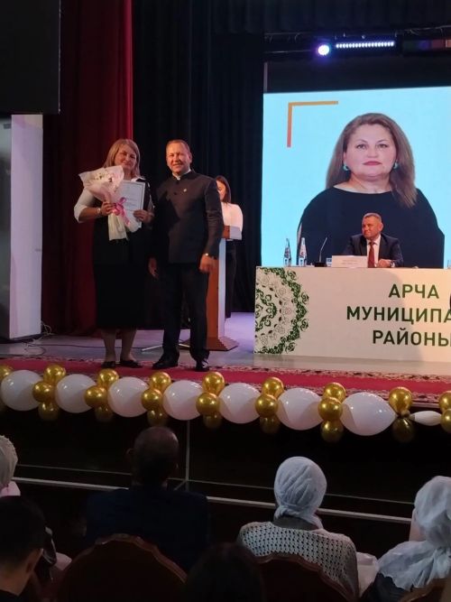 Арча районы мәгариф хезмәткәрләренә төрле бүләкләр тапшырылды