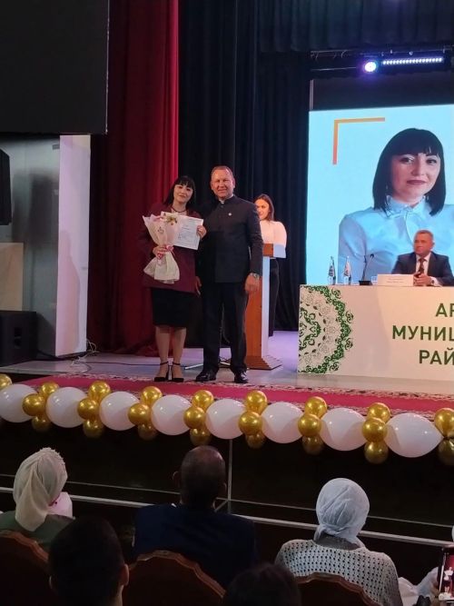 Арча районы мәгариф хезмәткәрләренә төрле бүләкләр тапшырылды